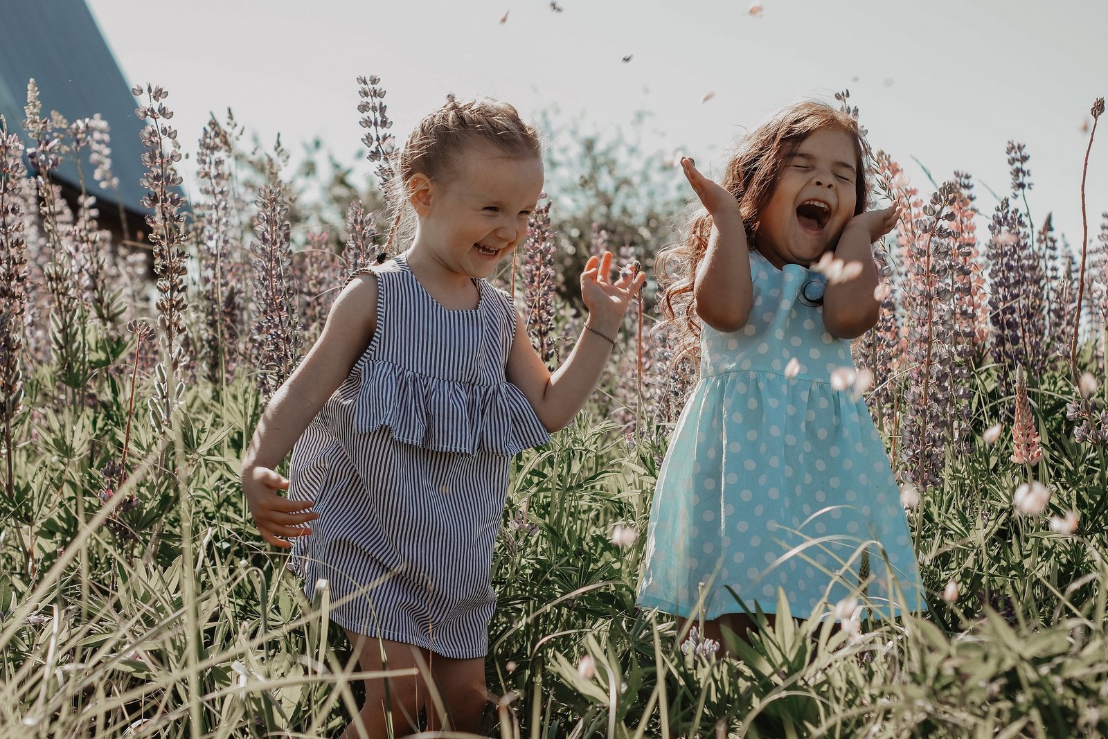 Zwei Kinder entdecken lachend die Natur