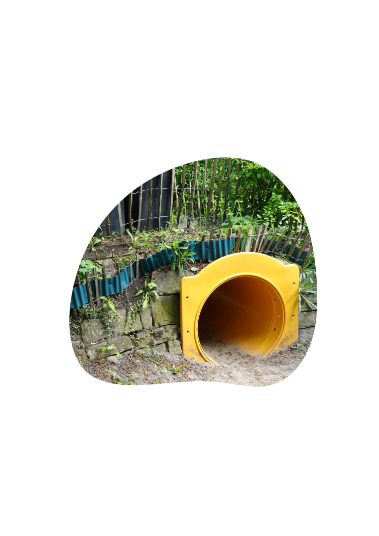 Spieltunnel im grünen Kita-Garten
